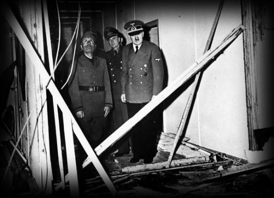 Гитлер осматривает место взрыва, которым его хотели убить