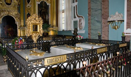 Тело императрицы Елизаветы со всеми почестями было захоронено в Петропавловском соборе Санкт-Петербурга