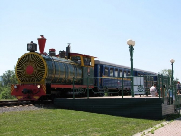 С детьми в Кемерово можете прокатиться на Кемеровской детской железной дороге.