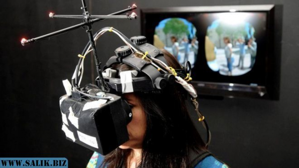 Нонни де ла Пенью (на фотографии &amp;mdash; во время кинофестиваля Сандэнс в 2012 г.) называют крестной виртуальной реальности.