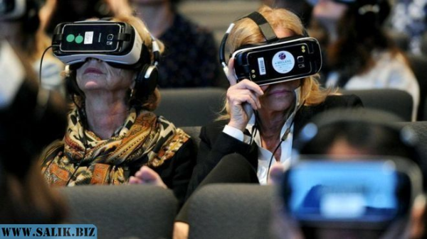 Шлемы виртуальной реальности на головах тех, кто пришел на вечер встречи с Линетт Уоллворт (2016 г.).