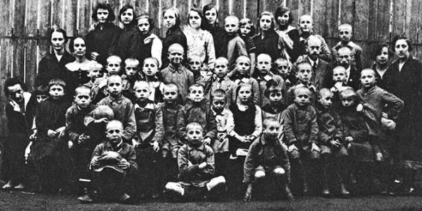Януш Корчак с воспитанниками в 1920-х