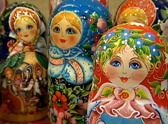 Матрёшка – русская национальная игрушка Матрёшка – это полая* внутри деревянная ярко разрисованная кукла в виде полуовальной фигуры, в которую вставляются. — презентация 1