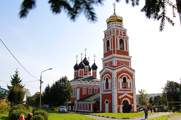 Церковь троицы расположена в центре города на красной 1