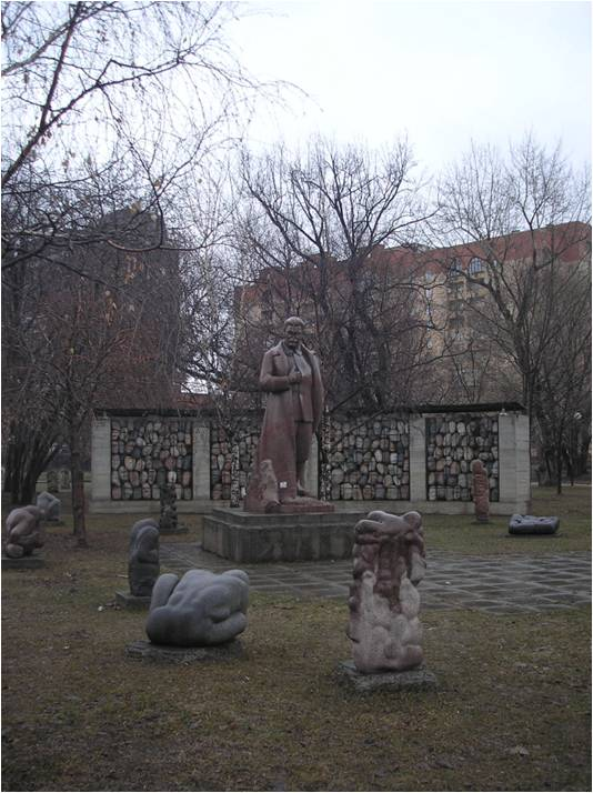 Е. Чубаров. Композиция, посвященная жертвам политических репрессий в парке скульптуры Музеон. Москва, 1998.