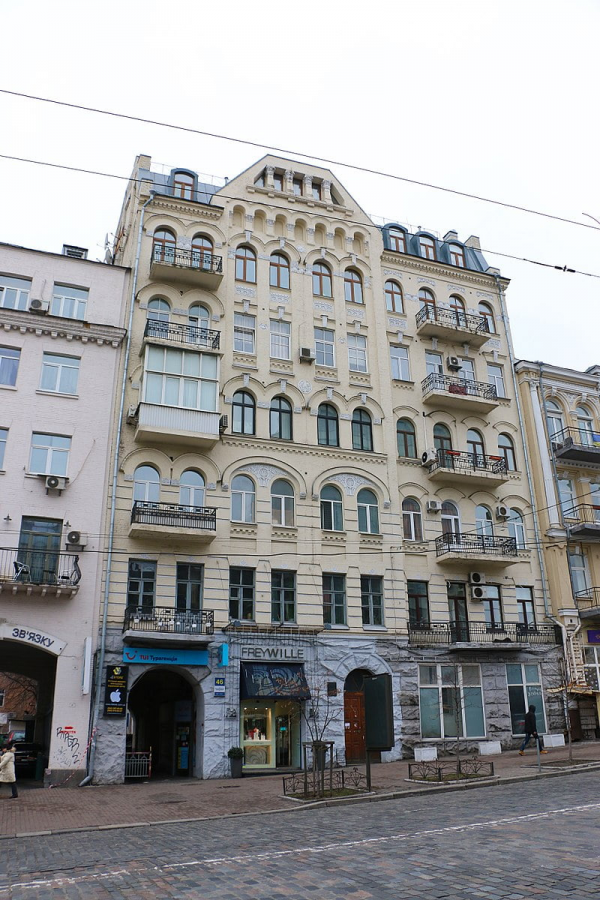 Киев, дом № 46 по улице Большой Васильковской, в котором происходит действие картины