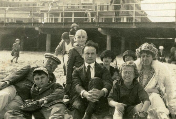 Гарри Гудини вместе со своим другом сэром Артуром Конан Дойлем и его семьёй