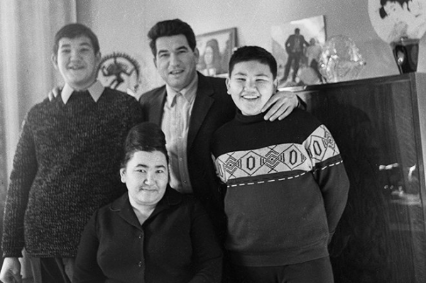 Чингиз Айтматов с женой Керез, сыновьями Санжаром и Аскаром