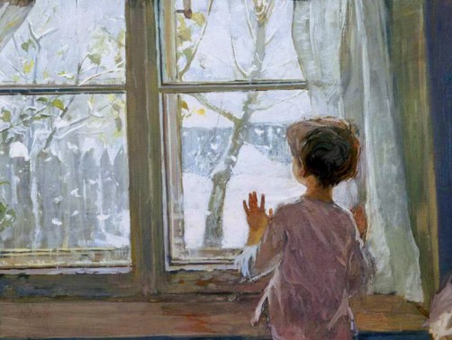 мальчик у окна смотрит на выпавший снег